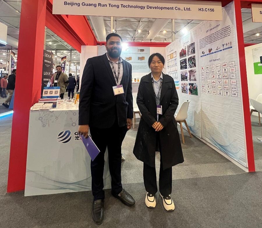 外貿經理與參會嘉賓合照