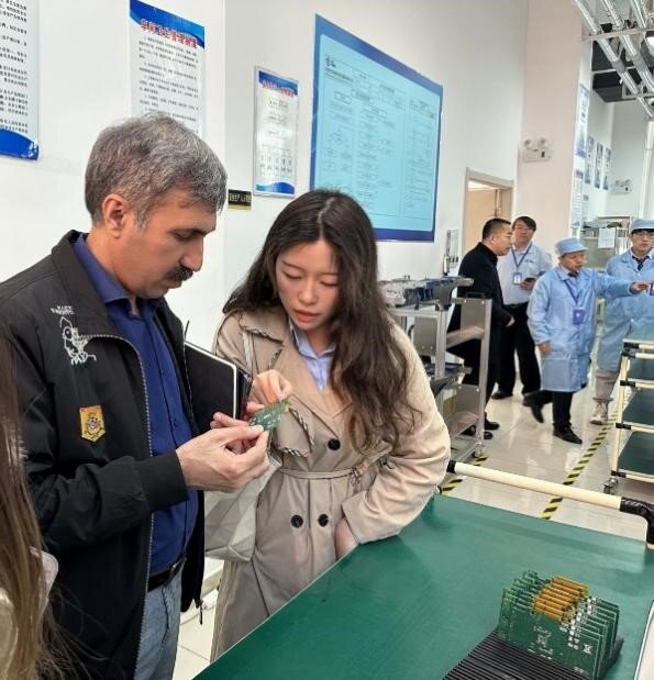 講解人員在給參贊講解光潤通網卡產品 講解人員在給參贊講解光潤通網卡產品